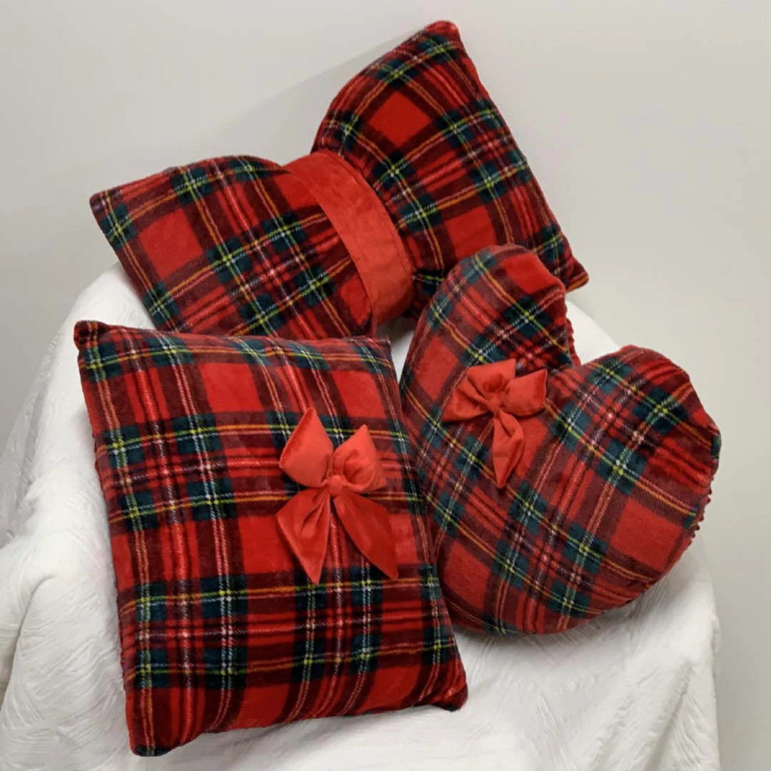 Cuscino arredo sagomato Tartan rosso in morbido pile di S&G Home